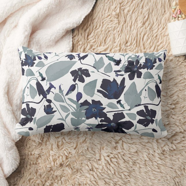 Coussin Rectangle Elégant Clematis Vin Floral Aquarelle (Clematis Vine Elegant Blue Gray Flowers home decor pillow from Studio Posies. )