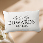 Coussin Rectangle Élégant script Personnalisé M. Mme Mariage<br><div class="desc">Élégant Script Personnalisé M. Mme Mariage. Personnalisez avec le nom et la date.</div>