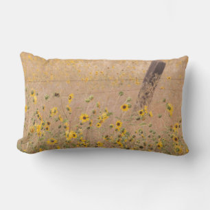 Coussin Rectangle États-Unis, Californie, Adin. Clôture de barbelés