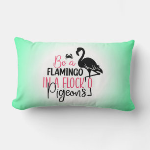 Coussin Rectangle Être un flamant rose dans une volée de pigeons