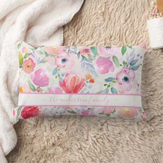 Coussin Rectangle Fleurs roses en écriture nom de famille bohème (Couverture)