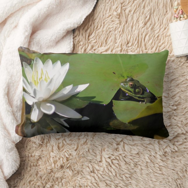 Coussin Rectangle Frog Admiring Water Lily Lotus Flower (Couverture)