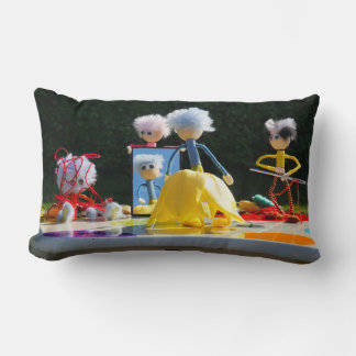 Coussin Rectangle Fubby avec la robe de Tulpen à l'atelier.