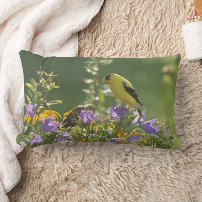 Coussin Rectangle Goldfinch sur Harebell Flower (Couverture)
