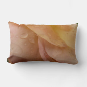 Coussin Rectangle Gouttes de pluie sur des pétales de rose rose pêch