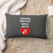 Coussin Rectangle Heureusement marié depuis 2013 (Couverture)