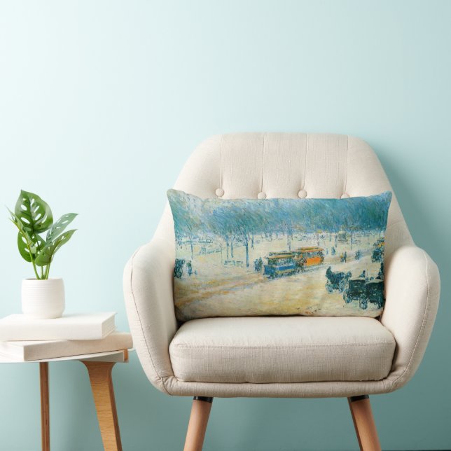 Coussin Rectangle Hiver en Union Carré par Frederick Childe Hassam (Chaise)