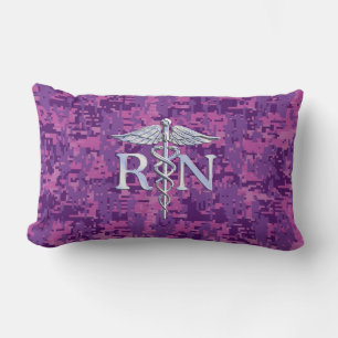 Coussin Rectangle Infirmière inscrite RN Silver Caduceus sur Camo Ro