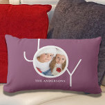 Coussin Rectangle Joy Family Purple Photo<br><div class="desc">Cet élégant Coussin photo est décoré avec le mot JOY dans la typographie moderne blanche sur un arrière - plan violet. Facilement personnalisable avec votre photo et votre nom. Ça fait un grand souvenir de famille.</div>