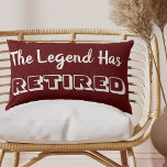 Coussin Rectangle La légende a retraité Forêt Sombre Rouge et Blanc<br><div class="desc">Un cadeau de retraite intelligent et utile avec un devis de retraite populaire et amusant. Ce coussin lombaire a une palette de couleurs rouge foncé et blanc. Il a un design typographique simple avec l'humour de retraite "La Légende a pris sa retraite". L'adage est écrit en gras typographie blanche sur...</div>