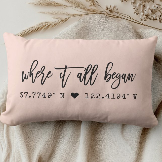 Coussin Rectangle Là où tout a commencé Brush Script coordonnées ros (Créateur téléchargé)