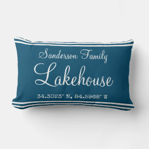 Coussin Rectangle Lakehouse Family nom coordonnée bleu paon