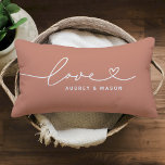 Coussin Rectangle L'amour dans le script du coeur Muted Clay Custom<br><div class="desc">Moderne et élégant design lombaire sur mesure avec oreiller conception simple et minimaliste de la typographie "Amour" qui comprend des détails florissants et de coeur. Personnalisez le texte majuscule ci-dessous avec un monogramme pour un couple ou une famille, un devis ou un autre texte préféré. Les couleurs orange et blanc...</div>