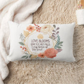 Coussin Rectangle L'amour s'épanouit silencieusement – Citation flor (Couverture)
