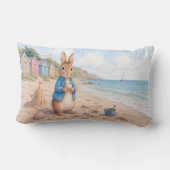 Coussin Rectangle Lapin classique sur une plage de sable (Verso)