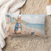 Coussin Rectangle Lapin classique sur une plage de sable (Couverture)