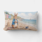 Coussin Rectangle Lapin classique sur une plage de sable (Recto)