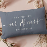 Coussin Rectangle L'avenir M. et Mme Elegant Script Dusty Blue<br><div class="desc">Célébrez votre amour avec cet oreiller chic et romantique avec votre futur nom de famille Mr & Mrs dans la calligraphie script vintage au charbon de bois lettrage. Choisissez votre propre couleur arrière - plan sous customiser plus loin. Cela ferait le cadeau parfait pour une douche nuptiale, fiançailles, ou la...</div>