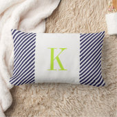 Coussin Rectangle Le blanc de bleu marine barre le monogramme de (Couverture)