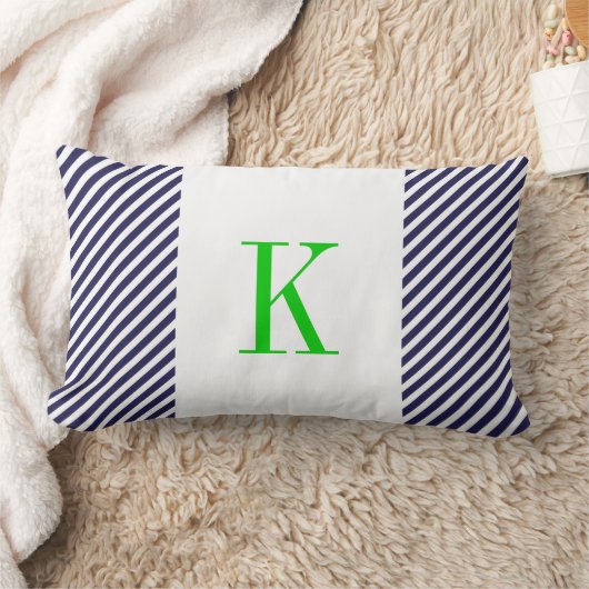 Coussin Rectangle Le blanc de bleu marine barre le monogramme vert (Couverture)