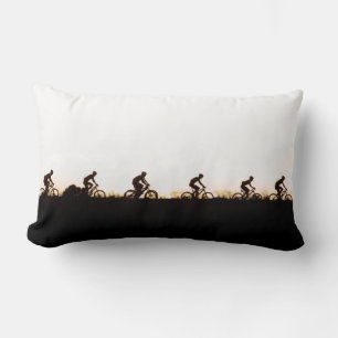 Coussin Rectangle Les Vélos De Montagne Font Leur Chemin Sur Le Bar
