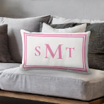 COUSSIN RECTANGLE LETTRE ROSE ET BLANCHE TROIS LETTRE MONOGRAPHIQUE<br><div class="desc">Écouteur à trois lettres rose et blanc Monogramme</div>