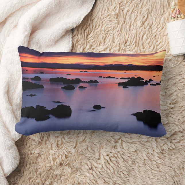 Coussin Rectangle Lever de soleil à Black Point, Mono Lake (Couverture)