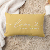 Coussin Rectangle Love in Heart Script Golden Yellow Custom Monogram (Couverture)