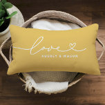 Coussin Rectangle Love in Heart Script Golden Yellow Custom Monogram<br><div class="desc">Moderne et élégant design lombaire sur mesure avec oreiller conception simple et minimaliste de la typographie "Amour" qui comprend des détails florissants et de coeur. Personnalisez le texte majuscule ci-dessous avec un monogramme pour un couple ou une famille, un devis ou un autre texte préféré. Les couleurs jaune or et...</div>