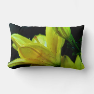 Coussin Rectangle Lys jaunes avec effet éolien par Shirley Taylor