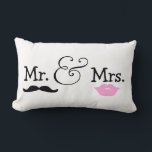 Coussin Rectangle M. et Mme Bride et Groom Mariage Cadeau<br><div class="desc">M. et Mme coussin,  avec les lèvres et les détails de la moustache .. parfait pour la mariée et le marié sur leur nuit mariage,  produits mariages de lèvres Ricaso vectorportal.com</div>