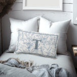 Coussin Rectangle Maison Bleue Blanc Floral Monogramme<br><div class="desc">Avec un design floral bleu et blanc romantique,  ces coussins monogrammes rappellent les cottages français et sont parfaits pour créer des espaces douillets.</div>