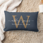 Coussin Rectangle Mariage à monogramme doré Date Bleu foncé (Couverture)