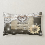 Coussin Rectangle Mariage Bois Coeur Fer à Cheval Broderie Fleur de<br><div class="desc">Modèles de Coussin Lombaire pour Mariage de Style Campagnard Rustique - Couple Vieux Fer à Cheval Cœur avec Nœud de Corde et Broderie Blanche, Tournesol, Guirlandes Lumineuses et Toile de Jute sur Fond de Bois de Grange Ancien. Un Design Parfait pour votre Grand Jour. Tous les styles de texte, couleurs...</div>