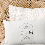 Coussin Rectangle Mariage Élégant Chic Moderne Simple Chic Monogramm<br><div class="desc">Composé de simples lignes droites avec script cursif classique et typographie serif. Ces éléments sont simples,  intemporels et classiques. Il est conçu par White Paper Birch Co. exclusif pour Zazzle. Disponible ici : http://www.zazzle.com/store/whitepaperbirch</div>