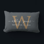 Coussin Rectangle Mariage Monogramme Date de Mariage Noir Décalé<br><div class="desc">Un élégant coussin de mariage souvenir présente vos noms en écriture manuscrite chic blanche calligraphiée et votre monogramme doré stylisé sur un fond noir décalé. Ajoutez simplement vos noms, monogramme et date de mariage. Cadeau idéal pour un jeune couple marié. Conçu exclusivement pour vous par Happy Dolphin Studio. Si vous...</div>