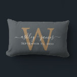 Coussin Rectangle Mariage Monogramme Or Date Hors Noir<br><div class="desc">Elégant coussin de tenue de mariage présente vos noms en calligraphie écriture manuscrite chic blanc et votre monogramme d'or élégant sur un arrière - plan non noir. Ajoutez simplement vos noms, monogramme et date mariage. Grand cadeau pour un couple marié. Conçu exclusivement pour vous par Happy Dolphin Studio. Si vous...</div>