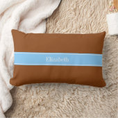 Coussin Rectangle Marron Uni, Ruban Bleu Ciel Monogramme Prénom (Couverture)