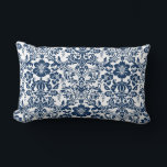 Coussin Rectangle Modèle de Damas florales ornementales bleu marine<br><div class="desc">Ajoutez ce coussin élégant et classique à votre espace. Il présente un motif ornemental bleu marine à damas floral. Ce coussin de damas bleu sera parfait pour vos chambres ou salons. D'autres couleurs sont disponibles.</div>