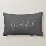 Coussin Rectangle Moderne rustique élégant gris foncé script reconna<br><div class="desc">Script Lumbar coussin moderne rustique gris foncé.
Vous pouvez ajouter votre propre texte à personnaliser.</div>