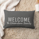Coussin Rectangle Moderne rustique gris foncé Accueil Famille monogr<br><div class="desc">Moderne rustique gris foncé Accueil Famille monogramme nom coussin. Vous pouvez facilement modifier le texte.</div>