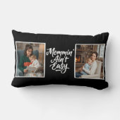 Coussin Rectangle Mommin Ain't Easy Brush Script Two 2 Photo Black (Verso)