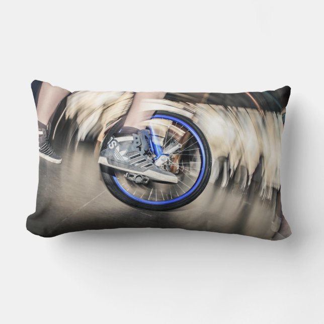 Coussin Rectangle Monocycle orienté, un homme montrant des cascades (Recto)
