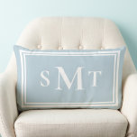 Coussin Rectangle Monogramme bleu clair à trois lettres<br><div class="desc">Lumineux Bleu trois lettres Monogramme Jeu d'oreiller</div>