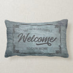 Coussin Rectangle Monogramme de bienvenue de la famille vintage<br><div class="desc">Notre collection "vintage classique" présente des bordures décoratives associées à un script personnalisé vintage pour un beau produit pour votre maison ou pour toute occasion. Facile à customiser avec un seul clic du bouton. Consultez notre magasin pour plus d'articles de cette collection.</div>