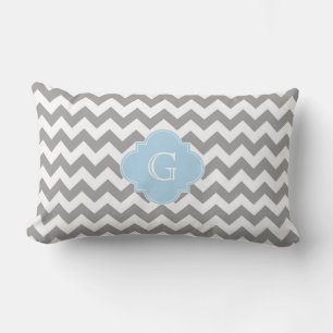 Coussin Rectangle Monogramme de Quatrefoil bleu clair de Chevron gri