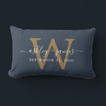 Coussin Rectangle Monogramme Doré Date de Mariage Bleu Foncé<br><div class="desc">Un élégant coussin de mariage souvenir présente vos noms en écriture manuscrite chic blanche calligraphiée et votre monogramme doré élégant sur un fond bleu foncé. Ajoutez simplement vos noms, monogramme et date de mariage. Cadeau idéal pour un jeune couple marié. Conçu exclusivement pour vous par Happy Dolphin Studio. Si vous...</div>