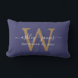 Coussin Rectangle Monogramme Doré Date de Mariage Bleu Nuit<br><div class="desc">Un élégant coussin souvenir de mariage présente vos noms en écriture manuscrite chic blanche et votre monogramme doré élégant sur fond bleu nuit. Ajoutez simplement vos noms, monogramme et date de mariage. Cadeau idéal pour un jeune couple marié. Conçu exclusivement pour vous par Happy Dolphin Studio. Si vous avez besoin...</div>