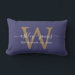 Coussin Rectangle Monogramme Doré Date de Mariage Bleu Nuit<br><div class="desc">Un élégant coussin de mariage souvenir présente vos noms en écriture manuscrite chic blanche calligraphiée et votre monogramme doré élégant sur un fond bleu nuit. Ajoutez simplement vos noms, monogramme et date de mariage. Cadeau idéal pour un jeune couple marié. Conçu exclusivement pour vous par Happy Dolphin Studio. Si vous...</div>