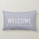 Coussin Rectangle Monogramme moderne de famille d'accueil d'été de<br><div class="desc">Coussin moderne de nom de monogramme de famille d'accueil d'été de gris bleu.
Vous pouvez facilement changer le texte.</div>